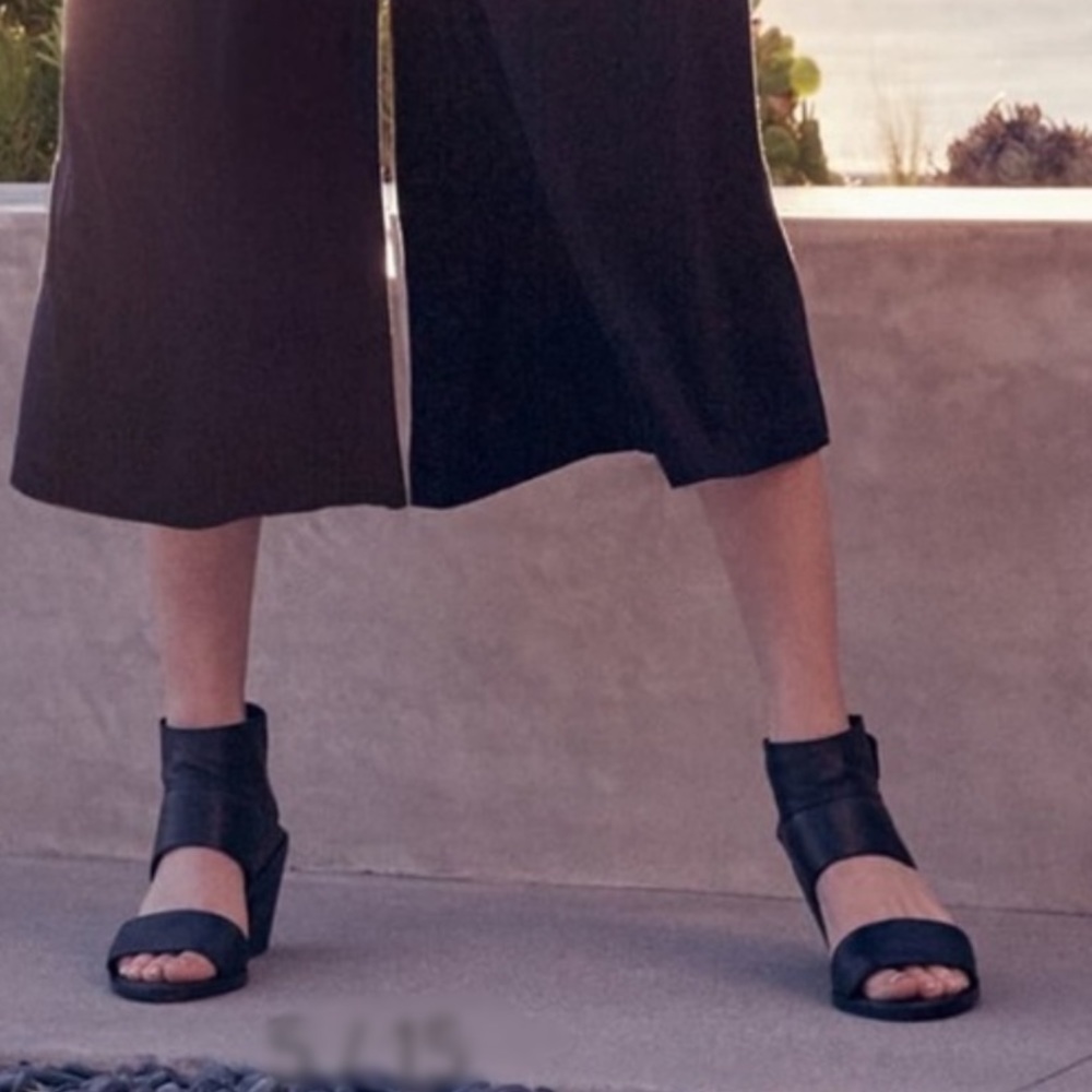 EILEEN FISHER | Black leather “Art” sandals